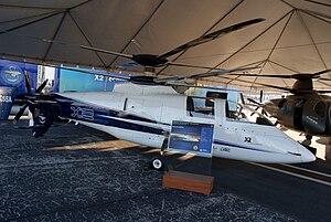 Sikorsky X2 (vpravo od něj je demonstrátor Sikorsky S-97)