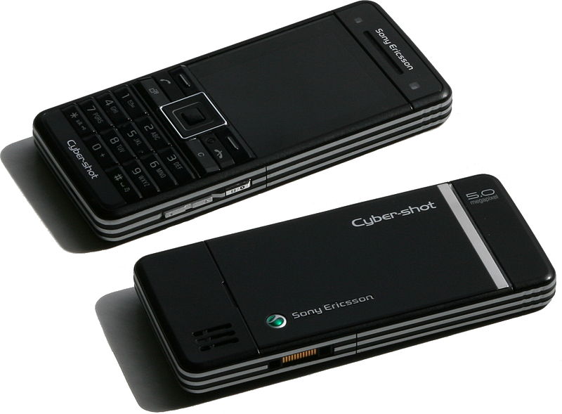 Fil:Sony Ericsson C902 (Swift Black), front and back.jpg