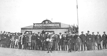 Obrers en vaga davant de la Societat Obrera de Río Gallegos, 1920