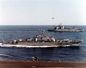 Soviet Krivak II frigate berlangsung sebelah USS Kiska (AE-35), sekitar di 1980s.jpg