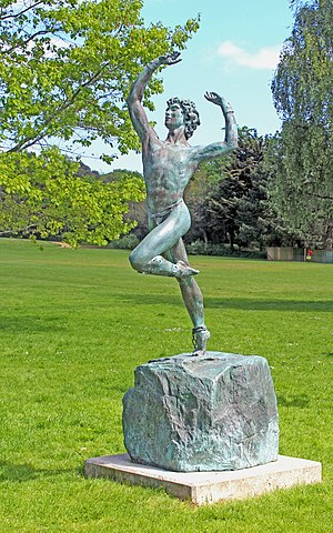 Standbeeld in Chichester, Engeland van een danseres met een afbeelding van Spartacus