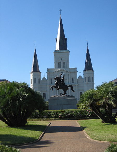 ไฟล์:StLouisCathedralJacksonStatue.jpg