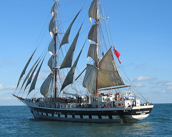 Le Stavros S. Niarchos sous-voiles autour de l'Isle of Wight en 2003 pendant le Brig Match Race.