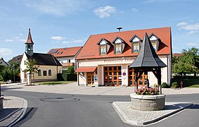 Steinbrunnen, Traßlberg Ortsmitte Dorfplatz.jpg