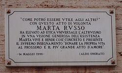 La placa en memòria de Marta Russo.