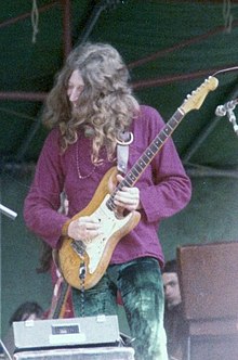 Steve Hillage en 1974, tocando la guitarra.