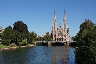 The Ill em Estrasburgo em frente à Paulskirche
