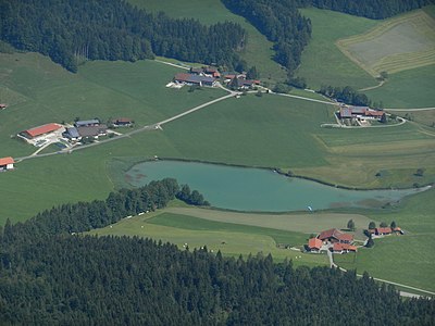 Tiefblick vom Streicher nach Norden hinunter zum Froschsee mit den Ortsteilen Point, Oberhausen und Endsee