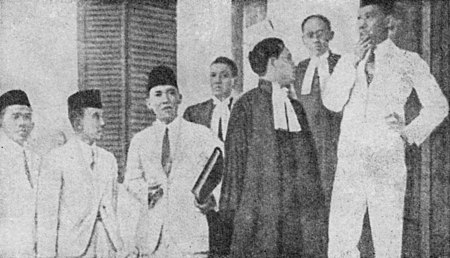 Fail:Sukarno_and_council_in_front_of_Bandung_Court,_Bung_Karno_Penjambung_Lidah_Rakjat_227.jpg