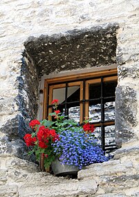 Ventana en la casa en Katarijna-Kyik