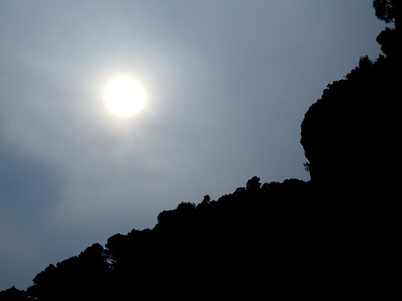 File:Sun above Nugal beach.jpg