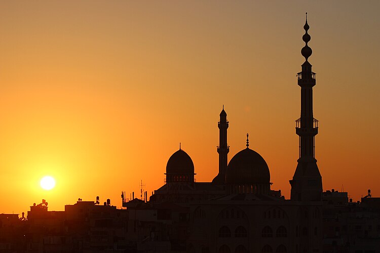 Мечеть Омара в Умм-эль-Фахме (Израиль) в контровом свете заходящего солнца