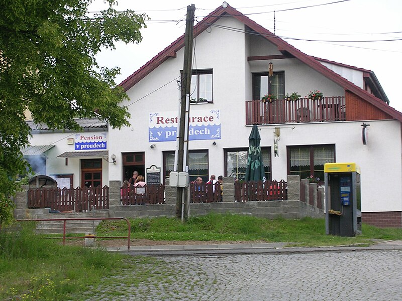 File:Třebenice, restaurace V proudech.jpg