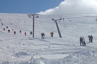 Surface lift mechanized system for pulling skiers and snowboarders uphill