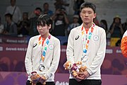 Deutsch: Tischtennis bei den Olympischen Jugendspielen 2018; Tag 9, 15. Oktober 2018; Mixed Medaillenzeremonie - Gold: Yingsha Sun & Wang Chuqin (CHN), Silber: Miu Hirano & Tomokazu Harimoto (JPN), Bronze: Su Pei-ling & Lin Yun-ju (TPE)); Medaillen-Verleiher: IOC member Ryu Seung-minu (KOR), Maskottchen-Verleiher: ITTF Vice-Presiden Nestor Tenca (ARG) English: Table tennis at the 2018 Summer Youth Olympics at 15 October 2018 – Mixed Medal Ceremony - Gold: Yingsha Sun & Wang Chuqin (CHN), Silver: Miu Hirano & Tomokazu Harimoto (JPN), Bronze: Su Pei-ling & Lin Yun-ju (TPE)); Medal presenter: IOC member Ryu Seung-minu (KOR), Mascot presenter: ITTF Vice-Presiden Nestor Tenca (ARG)