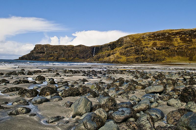 File:Talisker Stony Beach - panoramio.jpg