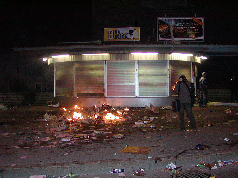 File:Tallinn Bronze Soldier - Protests - 26 April 2007 night - 027.jpg