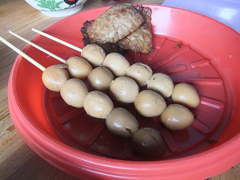 Barkas:Telur puyuh lauk soto sapi Pak Marto.JPG