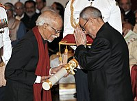 Prezident Shri Pranab Mukherjee, který v roce 2015 předal cenu Padma Shri Shri Lambert Mascarenhasovi