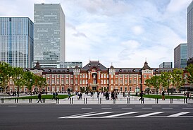 Площадь и выход Маруноути здания железнодорожной станции Токио (6 апреля 2018 года)