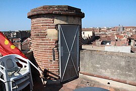 Terrasse et tourelle en haut de la tour d'escalier.