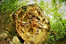Трапецовидни ниши изсечени в скалният масив при Гуслар махала на село Горна кула в местността Топ дере. Общият им брой е 30.[45][64]