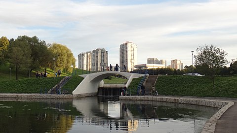 Каскад прудов в парке Олимпийской деревни