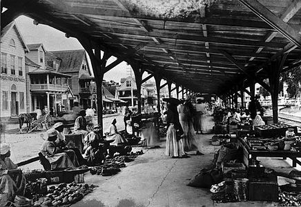 Overdekte markt aan de Waterkant te Paramaribo (ca.1915)