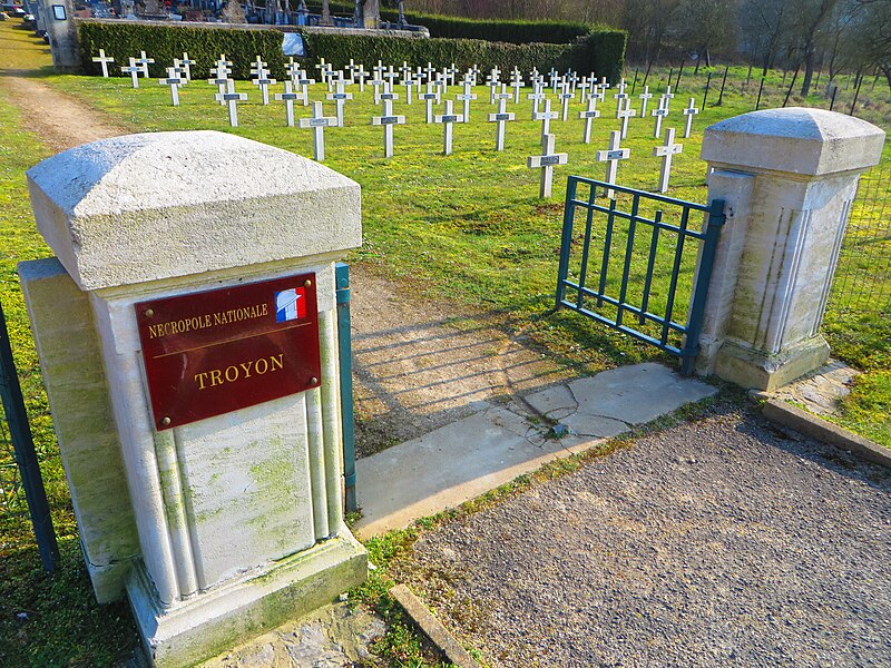 File:Troyon cimetiere militaire francais.JPG