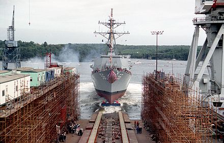 USS John McCain nolaišana ūdenī kuģu būvētavā Bath Iron Works, 1992. gads