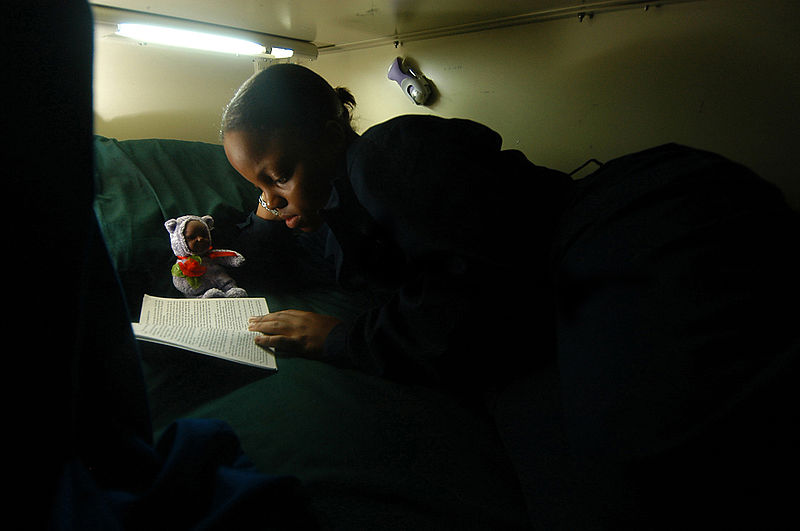 File:US Navy 040622-N-6278K-041 Operations Specialist Seaman Shantrell King, from Dallas, Texas, reads a book in her rack, after her working hours aboard USS George Washington (CVN 73).jpg