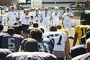 Angkatan laut AS 090916-N-3271W-163 Kristus Ault, kepala pelatih sepak bola untuk University of Nevada Reno Wolf Pack memperkenalkan Cmdr. Marc Behning, kiri, komandan Ohio-armada kelas balistik kapal selam rudal USS Nevada (SSB.jpg