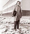 Učenka pred novo šolo v Hočah 1961.jpg