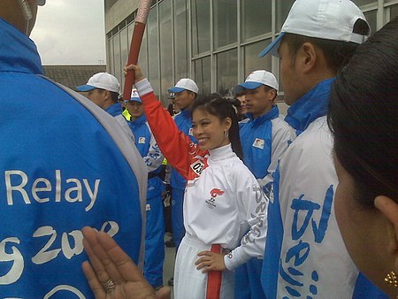 Tập_tin:Vanessa_Mae_holding_olympic_torch.jpg