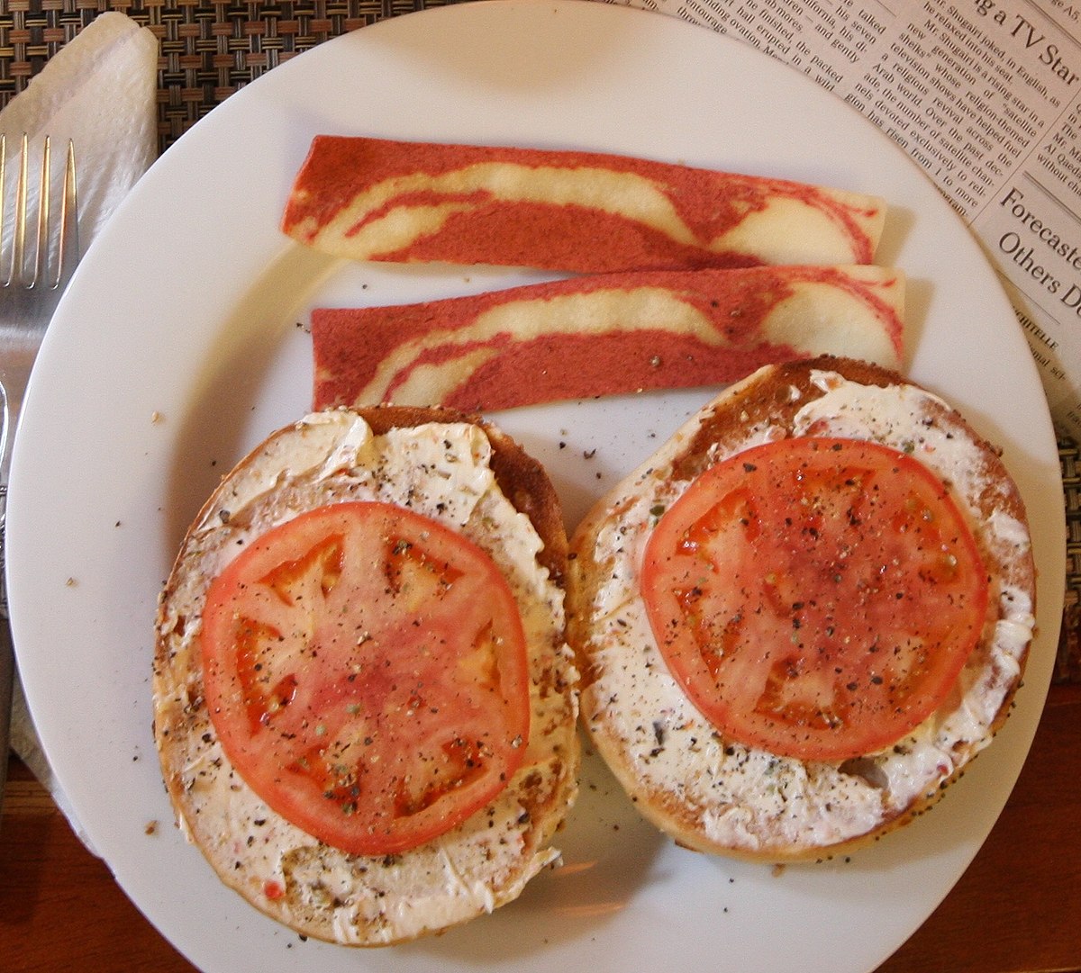 https://upload.wikimedia.org/wikipedia/commons/thumb/d/d8/Veggie_%22bacon%22_breakfast.jpg/1200px-Veggie_%22bacon%22_breakfast.jpg