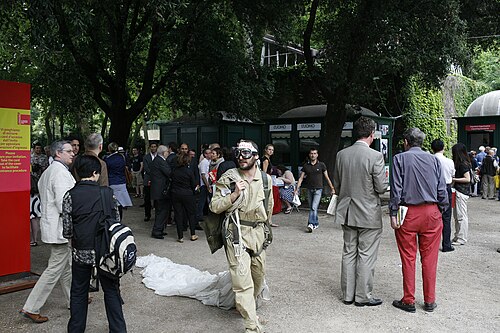 Biennalebesøkende, Hovedinngangen til Giardini