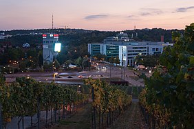 Deutsch: Pragsattel in Stuttgart am Abend, links der oberirdische Bunker mit Bosch Leuchtwerbung, rechts das Gebäude der Mercedes-Benz Bank. English: Pragsattel in Stuttgart (Germany) in the evening. Air-raid shelter on the left, the building of the Mercedes-Benz Bank on the right.