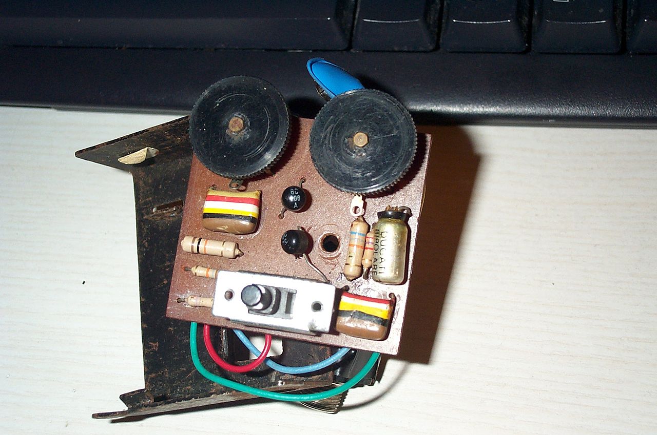 File:Vox Jen Distortion Booster - circuit board (2005-05-12 01.28 