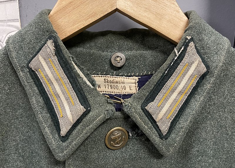 File:WW2 German Navy uniform tunic Coastal artillery field blouse Wehrmacht Kriegsmarine Feldbluse Obergefreiter der Küstenartillerie. Litzen Kragenspiegel NCO Collar patches Yellow Waffenfarbe Skodinski tag Torås Fort Museum Tjøme No.jpg