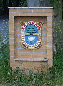 Gemauertes Wappen am Ortseingang