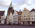 Warendorf Marktplaz çarşı meydanı ve arka planda Laurentiuskirche kilisesi