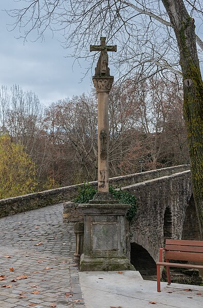 File:Wayside cross at eastern side of Puente de la Magdalena in Pamplona (4).jpg