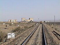 Point le plus à l'ouest du chemin de fer du nord du Xinjiang, avec un marqueur indiquant 2360 km (1470 mi) de Lanzhou