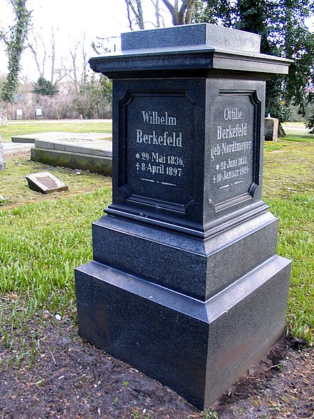 File:Wilhelm Berkefeld 1836-1897, Ottilie, geborene Nordtmeyer 1853-1924, Grabstein in Celle, Hehlentorfriedhof östlicher Teil.jpg