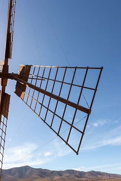 File:Windmill at Calle Isla De Montaña Clara 2022 07.jpg