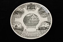 White dish U.S.A. BICENTENNIAL TOWN OF ROTTERDAM, N.Y. 1776-1976 with black coat of arms and cityscapes. Witte schotel "U.S.A. BICENTENNIAL TOWN OF ROTTERDAM, N.Y. 1776 1976" met in zwart wapen en stadsgezichten, objectnr 67509.JPG