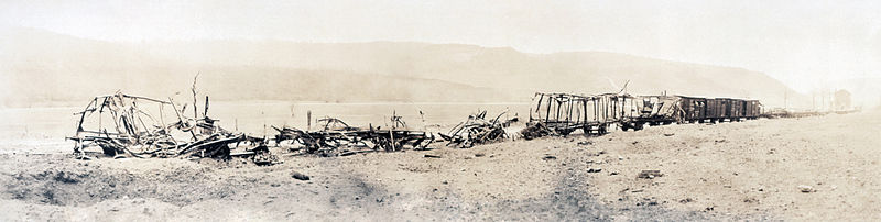 Tysk ammunitionstog ødelagt af granatild, januar 1918.
