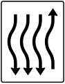Zeichen 514–16 Verschwenkungs­tafel, kurze Verschwenkung – mit Gegenverkehr – nach links einstreifig in Fahrtrichtung und dreisteifig in Gegenrichtung