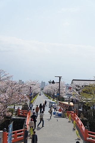 File 山梨県 風林火山で有名な武田神社にて Jr甲府駅北口から武田神社までの約2キロ 桜並木が続きます 道路の両側 Panoramio Jpg Wikimedia Commons