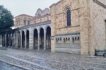 Pórtico o atrio que cubre un antiguo cementerio / Portico covering an ancient cemetery